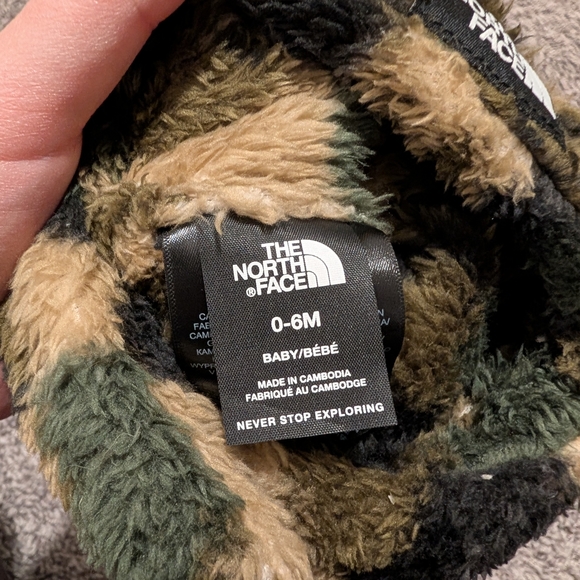 The North Face Kids' Camo Hat and Mittens Set - Picture 2 of 3